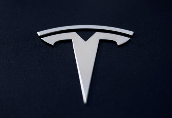 Le logo Tesla sur une voiture  Lyon le 2 avril 2025