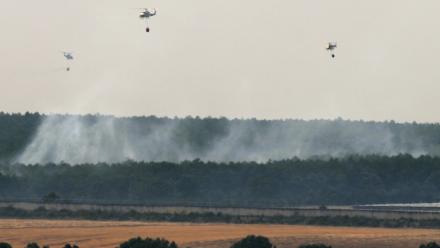 Des hélicoptères luttent contre un incendie de forêt à Guardo, le 18 août 2025 en Espagne