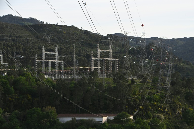 Des pylônes haute tension transportant l'électricité de l'Espagne vers le Portugal près de la frontière, à Lindoso, au Portugal, le 28 avril 2025