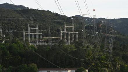 Des pylônes haute tension transportant l'électricité de l'Espagne vers le Portugal près de la frontière, à Lindoso, au Portugal, le 28 avril 2025