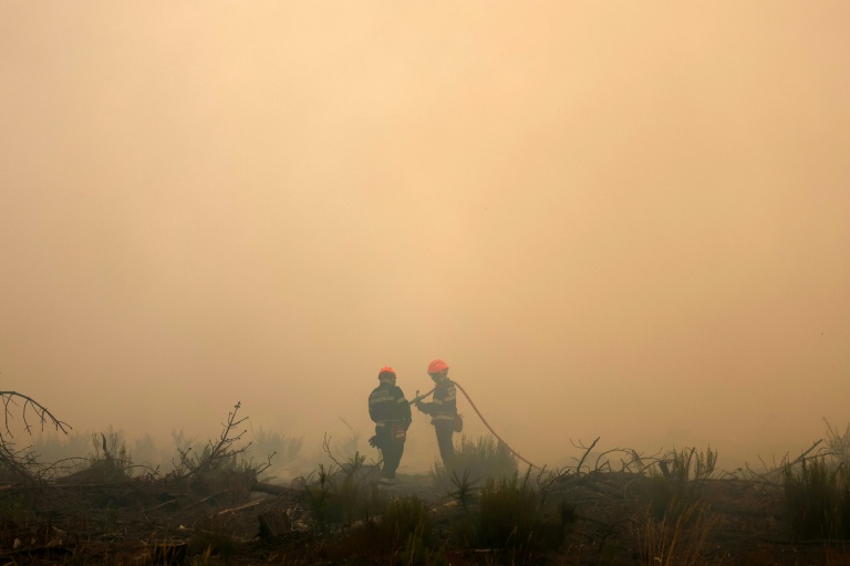 Des pompiers dans la fumée du mégafeu en Gironde, le 26 juillet 2026 à Arès