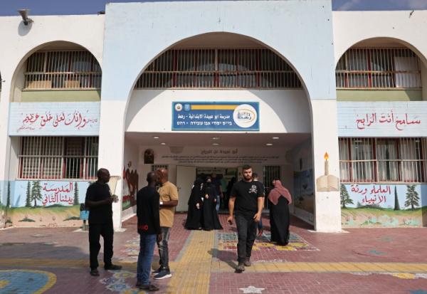 Des personnes viennent voter dans un bureau de vote à Rahat, en Israël, le 27 octobre 2026