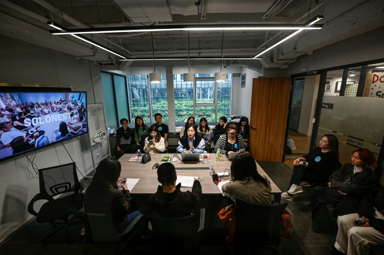 Des participants à une discussion informelle sur les entreprises individuelles, le 12 avril 2026 à Shanghai, en Chine