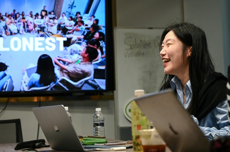 Karen Dai, fondatrice de SoloNest, partage son expérience avec des participants lors d'une discussion informelle sur les entreprises individuelles à Shanghai, le 12 avril 2026 en Chine