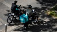 Des livreurs Deliveroo à vélo dans une rue de Paris, le 28 avril 2026