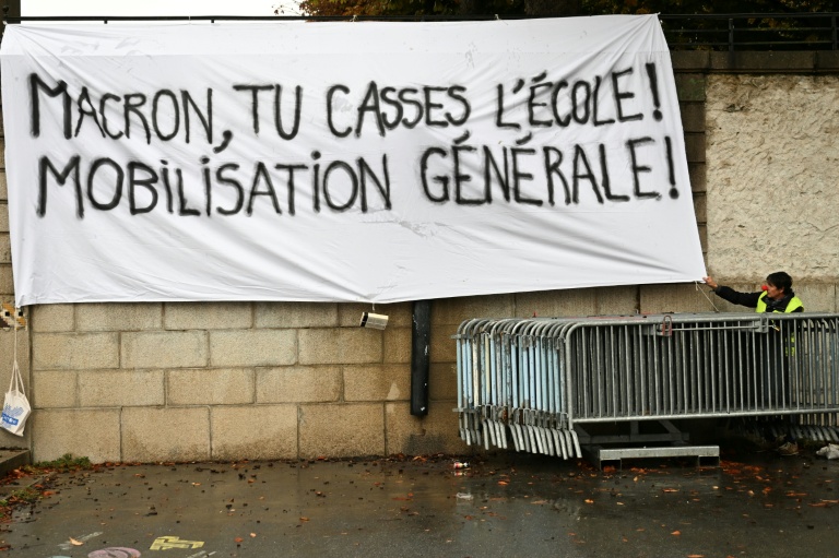 Des manifestants installent une bannière avant un défilé à l'appel des organisations lycéennes et étudiantes à Nantes, le 13 octobre 2026