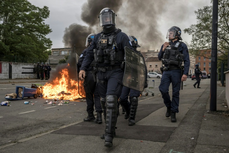 Des policiers anti-émeute lors d'une manifestation lycéenne devant le lycée Toulouse-Lautrec à Toulouse, le 12 octobre 2026