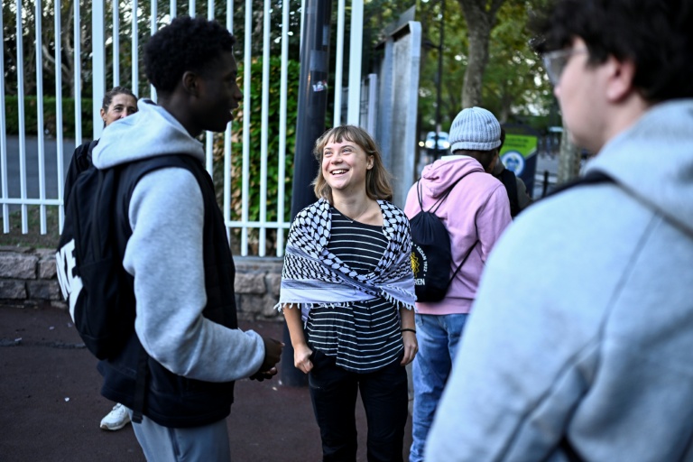 La militante écologiste suédoise Greta Thunberg parle avec des élèves devant le lycée Paul-Eluard à Saint-Denis, en Seine-Saint-Denis, le 13 octobre 2026