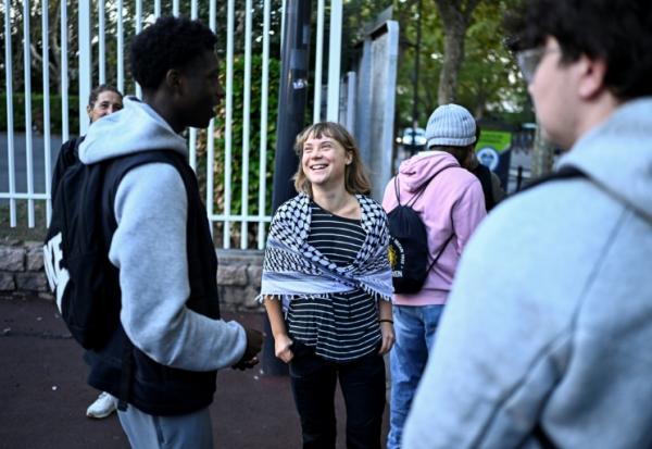 La militante écologiste suédoise Greta Thunberg parle avec des élèves devant le lycée Paul-Eluard à Saint-Denis, en Seine-Saint-Denis, le 13 octobre 2026