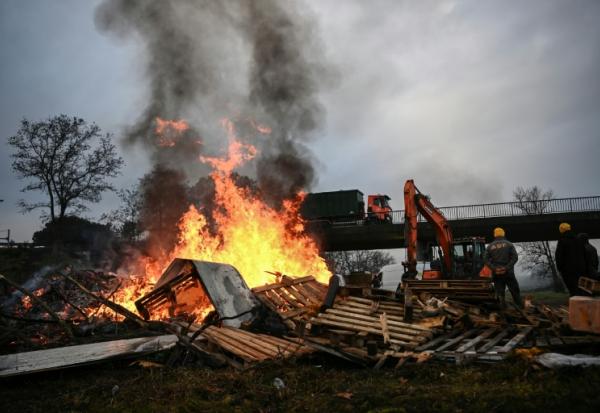 Blocage de l'autoroute A63 à Cestas, au sud de Bordeaux, par des agriculteurs, le 17 décembre 2025