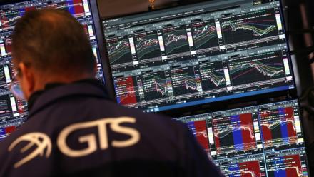 Des écrans d'indices boursiers, le 23 mai 2025 à  la Bourse de New York