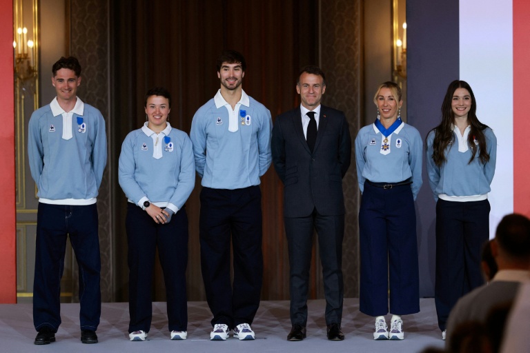 Le président Emmanuel Macron (3e d)  avec Mathis Desloges (g), triple médaillé d'argent en ski de fond, Aurélie Richard (2e g), triple médaillée d'argent et médaillée de bronze en ski alpin, Guillaume Cizeron (3e g), médaillé d'or en patinage artistique, Cécile Hernandez, médaillée d'or en snowboard cross, et Laurence Fournier Baudry, médaillée d'or en patinage artistique, décorée du titre d'Officier de l'Ordre national du Mérite, lors d'une cérémonie de remise de médailles aux athlètes français ayant participé aux J0 d'hiver de Milan-Cortina 2026, à l'Élysée à Paris, le 29 avril 2026 à Paris