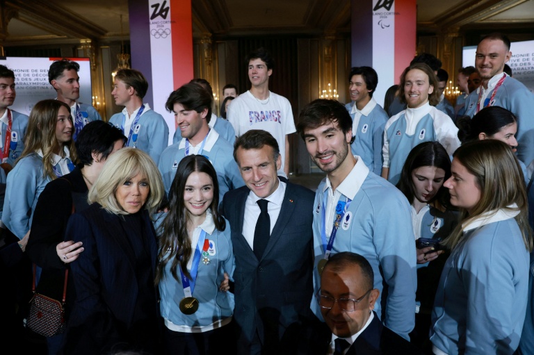 Le président Emmanuel Macron (c) et son épouse Brigitte Macron (g) avec les médaillés d'or en patinage artistique Laurence Fournier Baudry (2e g) et Guillaume Cizeron (d), lors d'une cérémonie de remise de médailles en l'honneur des athlètes français ayant participé aux Jeux olympiques d'hiver de Milan-Cortina 2026 à l'Élysée, le 29 avril 2026 à Paris