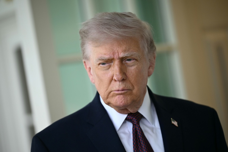 Le président américain Donald Trump s'adresse à la presse devant le Bureau ovale de la Maison Blanche, à Washington, le 13 avril 2026