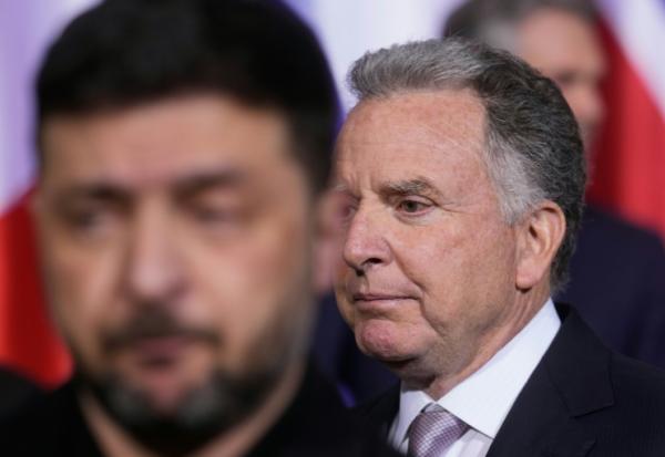 Le président ukrainien Volodymyr Zelenskyy et l'envoyé spécial américain Steve Witkoff lors d'une photo de famille le 15 décembre 2025à Berlin