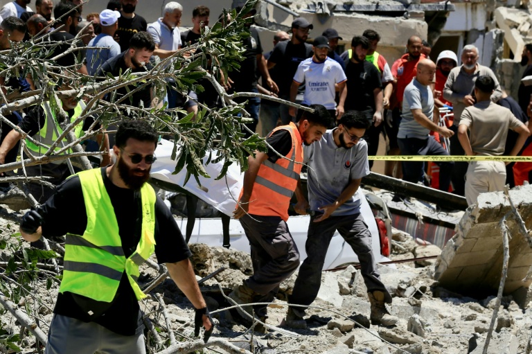 Des secouristes évacuent un corps des lieux d'une frappe israélienne à Qennarit, dans le sud du Liban, le 20 juin 2026