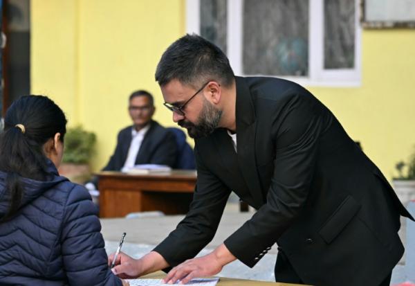 Balendra Shah, prétendant au poste de Premier ministre,  vote lors des élections législatives népalaises à Katmandou, le 5 mars 2026