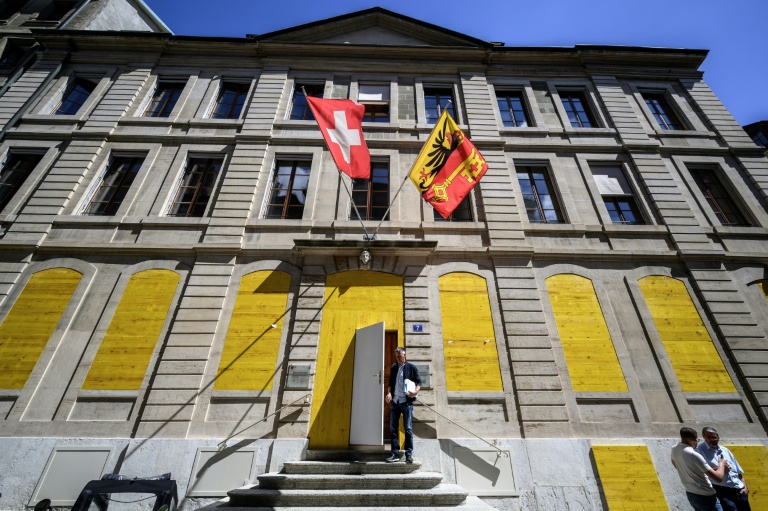 Un bâtiment administratif protégé par des plaques de bois aggloméré, le 11 juin 2026 à Genève, en Suisse, avant les manifestations en marge du sommet du G7 à Evian