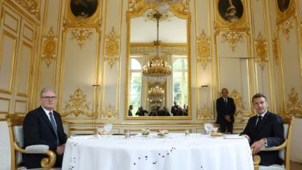 Le Premier ministre britannique Keir Starmer et le président français Emmanuel Macron lors d'une rencontre bilatérale à l'occasion de la Conférence de Munich sur la sécurité le 13 février 2026