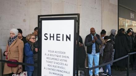 Des personnes font la queue devant le Bazar de l'Hôtel de Ville (BHV) à Paris, le jour de l'ouverture du premier magasin physique du géant asiatique du commerce en ligne Shein, le 5 novembre 2025
