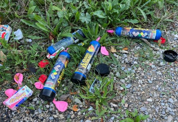 Des cartouches de protoxyde d'azote et des ballons gonflables, qui permettent de l'inhaler, dans une rue de Montpellier le 22 novembre 2023