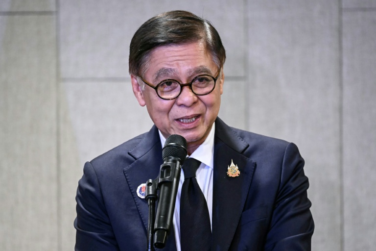 Le ministre thaïlandais des Affaires étrangères, Sihasak Phuangketkeow, lors d'une conférence de presse à Kuala Lumpur le 22 décembre 2025 