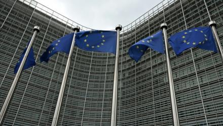 Les drapeaux de l'Union européenne, devant la Commission à Bruxelles, le 9 juin 2026