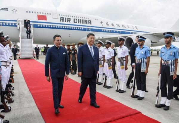 Photographie prise et diffusée le 12 septembre 2026 par le Bureau d'information de presse indien (PIB) du président chinois Xi Jinping (D) à son arrivée à New Delhi, où se tient le sommet des BRICS 