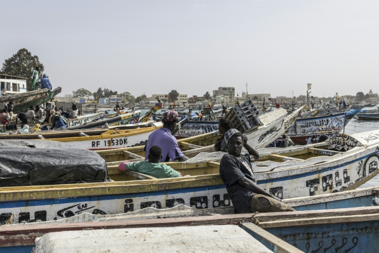 Un pêcheur sur la plage de pêche de Rufisque, le 3 mars 2026, au Sénégal