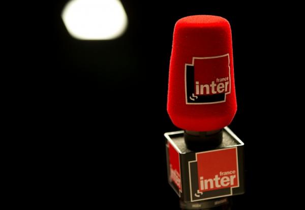Les personnels de Radio France réunis mercredi en assemblée générale ont demandé à leur direction le retrait de la chronique hebdomadaire attribuée sur France Inter à un responsable du magazine Valeurs actuelles, et ont voté le principe d'une grève