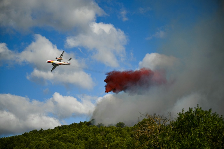Un avion de la sécurité civile sur les hauteurs de Pouzols-Minervois, dans l'Aude, le 2 juillet 2026