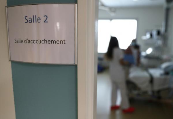 "Il est si petit, pas question de le confier tout de suite": comme Angela, à partir de mercredi, les jeunes parents peuvent bénéficier du nouveau congé de naissance