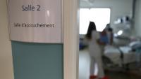 "Il est si petit, pas question de le confier tout de suite": comme Angela, à partir de mercredi, les jeunes parents peuvent bénéficier du nouveau congé de naissance