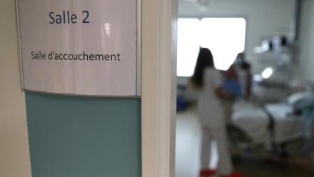 "Il est si petit, pas question de le confier tout de suite": comme Angela, à partir de mercredi, les jeunes parents peuvent bénéficier du nouveau congé de naissance