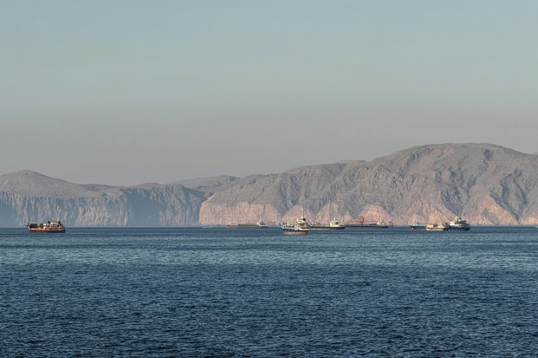 Des navires à l'ancre dans le détroit d'Ormuz au large de Khasab à Oman le 17 mai 2026