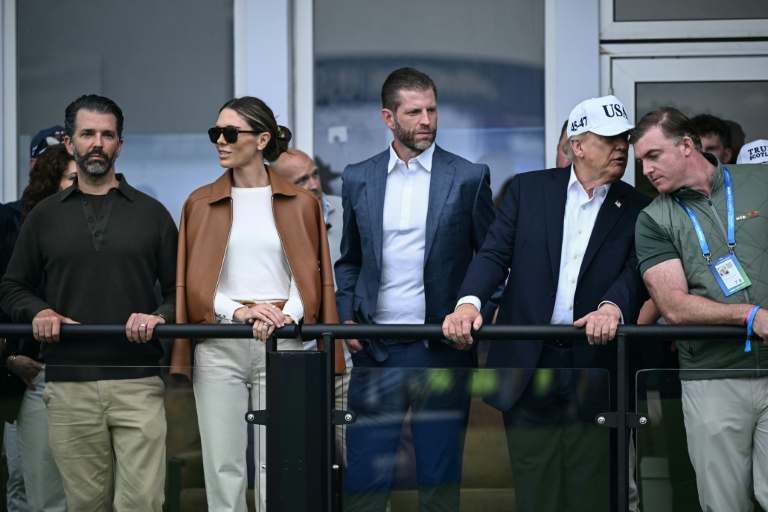 De gauche à droite, Donald Trump Jr, son épouse Bettina Trump, Eric Trump, et Donald Trump assistent à la présentation du trophée de l'Open irlandais de golf, au Trump International Golf Links & Hotel de Doonbeg (Irlande), le 13 septembre 2026