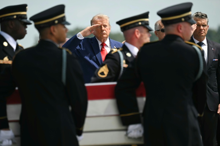 Le président américain Donald Trump assiste à l'arrivée du cercueil d'un soldat tué dans les opérations au Moyen-Orient, sur la base aérienne de Dover, le 22 juillet 2026 dans le Delaware