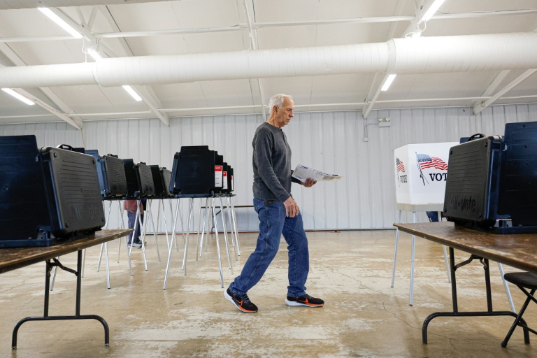Un électeur américain vote par anticipation à Wheaton, dans l'Illinois, le 25 septembre 2026