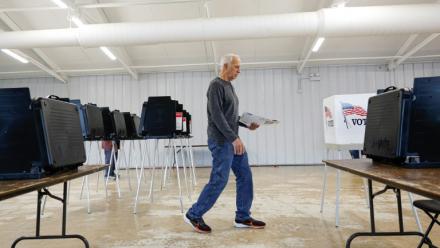 Un électeur américain vote par anticipation à Wheaton, dans l'Illinois, le 25 septembre 2026