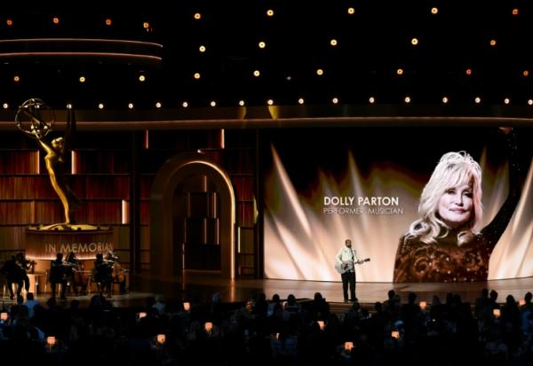 Un portrait de Dolly Parton projeté lors d'un hommage à la chanteuse américaine décédée aux 78e Emmy Awards, le 14 septembre 2026 à Los Angeles, en Californie