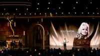 Un portrait de Dolly Parton projeté lors d'un hommage à la chanteuse américaine décédée aux 78e Emmy Awards, le 14 septembre 2026 à Los Angeles, en Californie