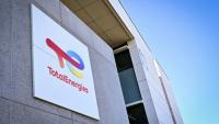 Logo de TotalEnergies à la raffinerie de Gronfreville-l'Orcher, près du Havre, dans l'ouest de la France, le 23 avril 2026