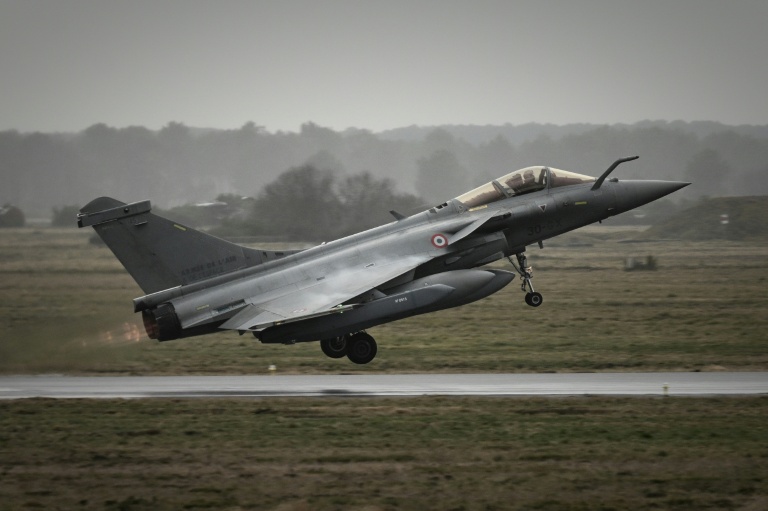 Un Rafale au décollage de la base aérienne 120 de Cazaux, en Gironde, le 29 janvier 2026