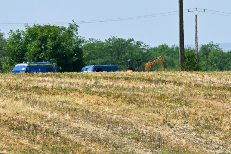 Des véhicules de la gendarmerie et une pelleteuse sur le site où sont menées des recherches pour retrouver la dépouille de Delphine Jubillar, disparue en décembre 2020, à Villeneuve-sur-Vère, le 17 juillet 2026 dans le Tarn