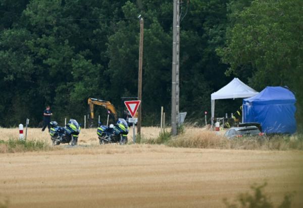 Des véhicules de la gendarmerie et une pelleteuse sur le site où sont menées des recherches pour retrouver la dépouille de Delphine Jubillar, disparue en décembre 2020, à Villeneuve-sur-Vère, le 17 juillet 2026 dans le Tarn
