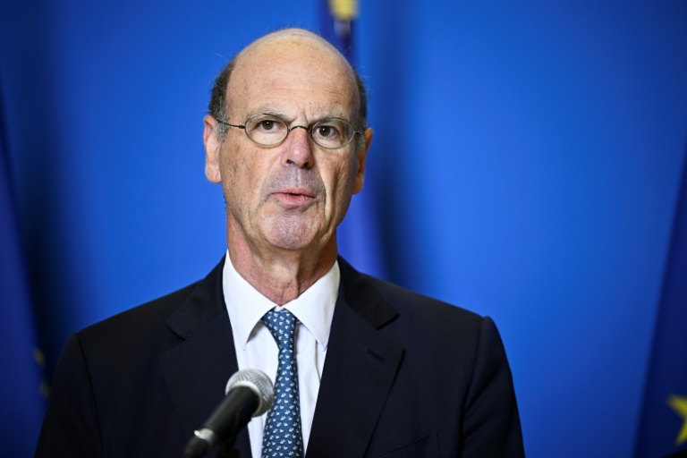 Le ministre français de l'Economie, Eric Lombard, s'exprime lors d'une conférence de presse, à Paris, le 26 juin 2025