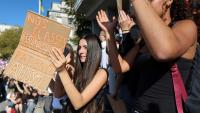 Un élève brandit une pancarte indiquant "Nos classes débordent, notre patience aussi", lors d'une manifestation dans le centre de Brest, le 1er octobre 2026