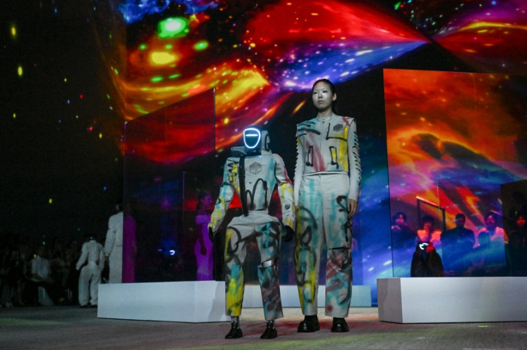 Des mannequins humains et des robots humonoïdes défilent ensemble à Séoul, le 29 mai 2026 en Corée du Sud