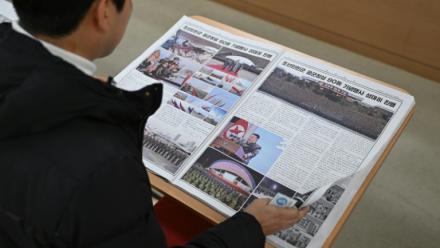 Un visiteur lit le journal nord-coréen Rodong Sinmun à la Bibliothèque nationale de Corée à Séoul, le 2 janvier 2026