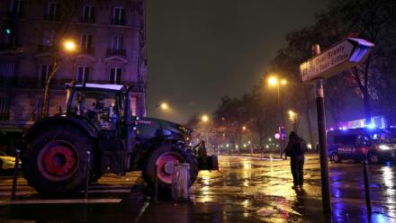 Un tracteur est garé près de la tour Eiffel lors d'une manifestation, le 8 janvier 2026 à Paris